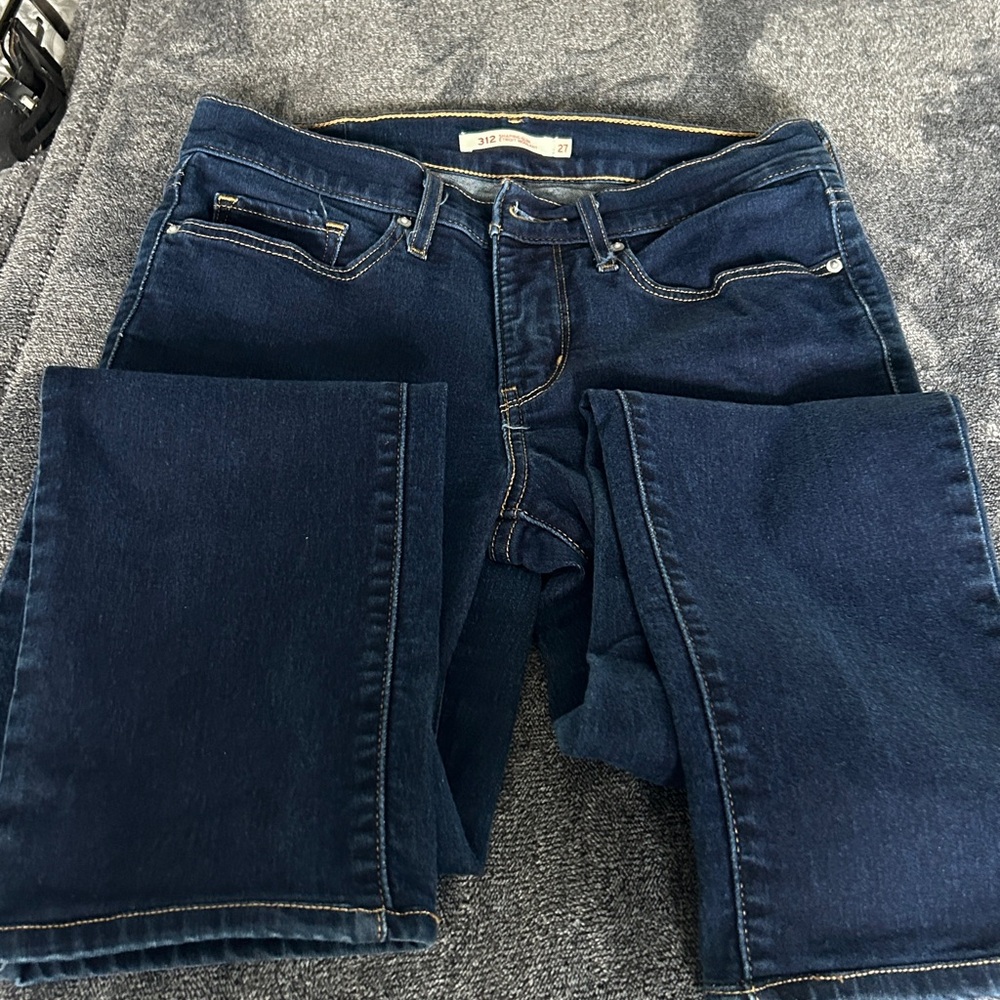 Levi’s 312 shaping slim jean sz 27